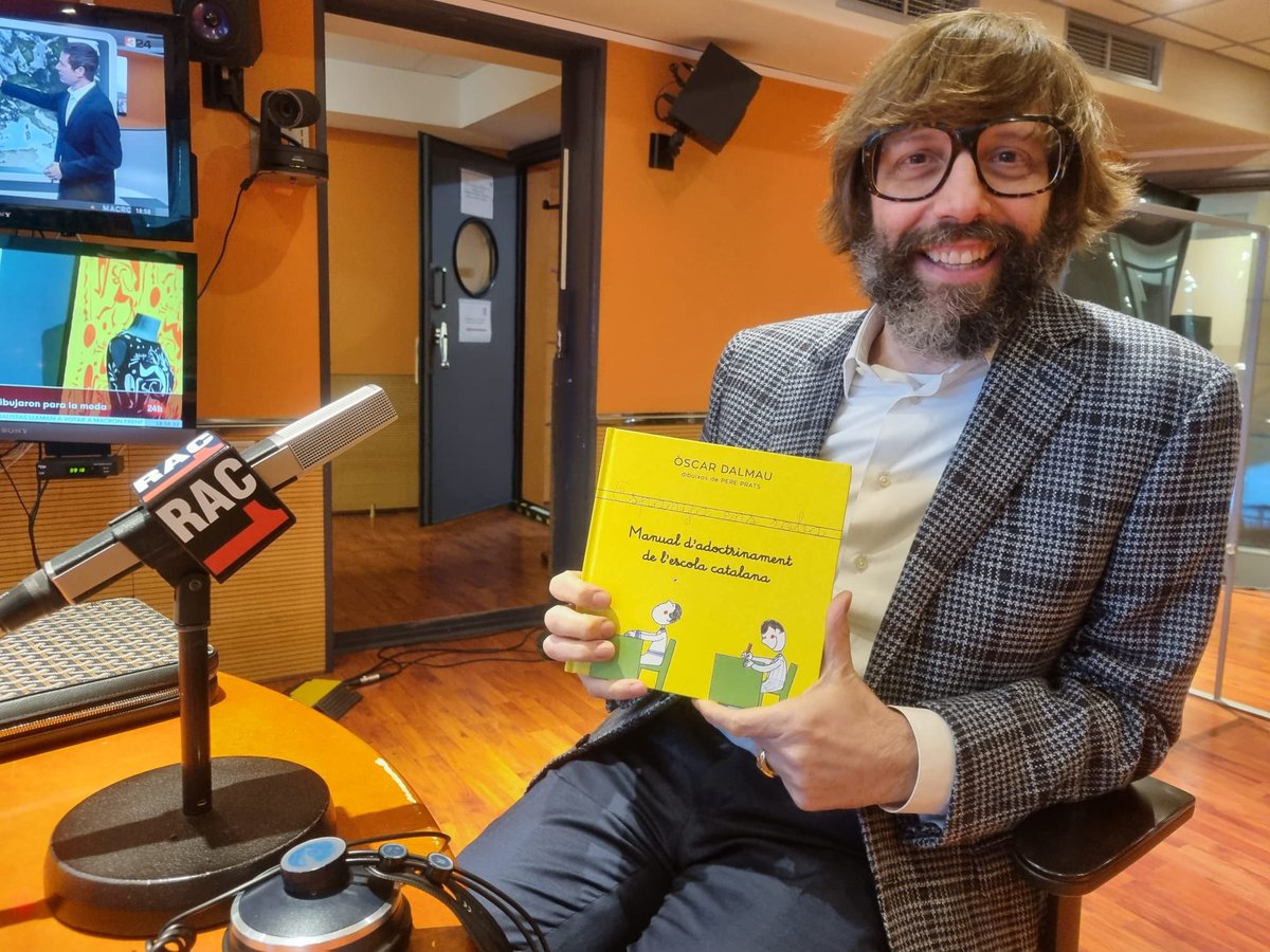 islandiarac1's tweet photo. Alguns polítics espanyols han dit que l’escola catalana adoctrina. Ara, a @islandiarac1, l’Òscar Dalmau (@philmusical) ens parla del seu últim llibre: “Manual d’adoctrinament de l’escola catalana”. Què s’hi fa a les aules del país segons el llibre?

📻 https://t.co/cCPBwLXiSx https://t.co/zEKaa7epua