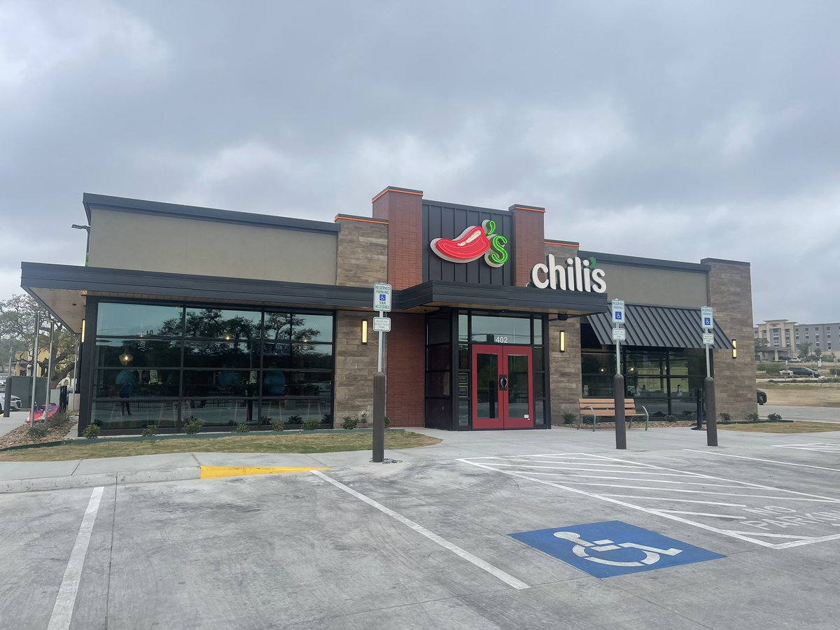 xoelenamichelle's tweet photo. Here we GROW again! 🍾
Welcome to Grand Opening day for our newest Chili’s in Bulverde, Texas! 
This team is one to watch - they will do amazing things! 🌶❤️ https://t.co/LaIq9ZOmgD
