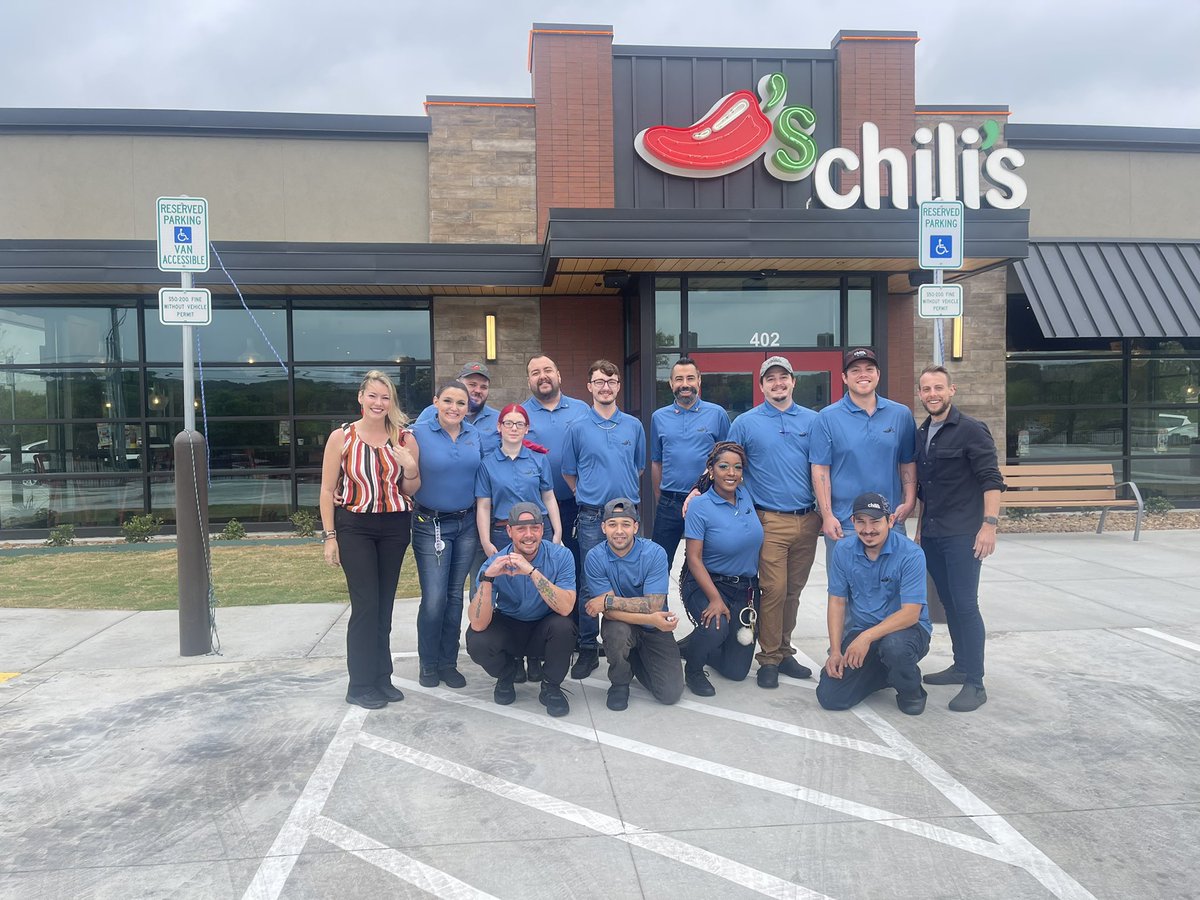 xoelenamichelle's tweet photo. Here we GROW again! 🍾
Welcome to Grand Opening day for our newest Chili’s in Bulverde, Texas! 
This team is one to watch - they will do amazing things! 🌶❤️ https://t.co/LaIq9ZOmgD