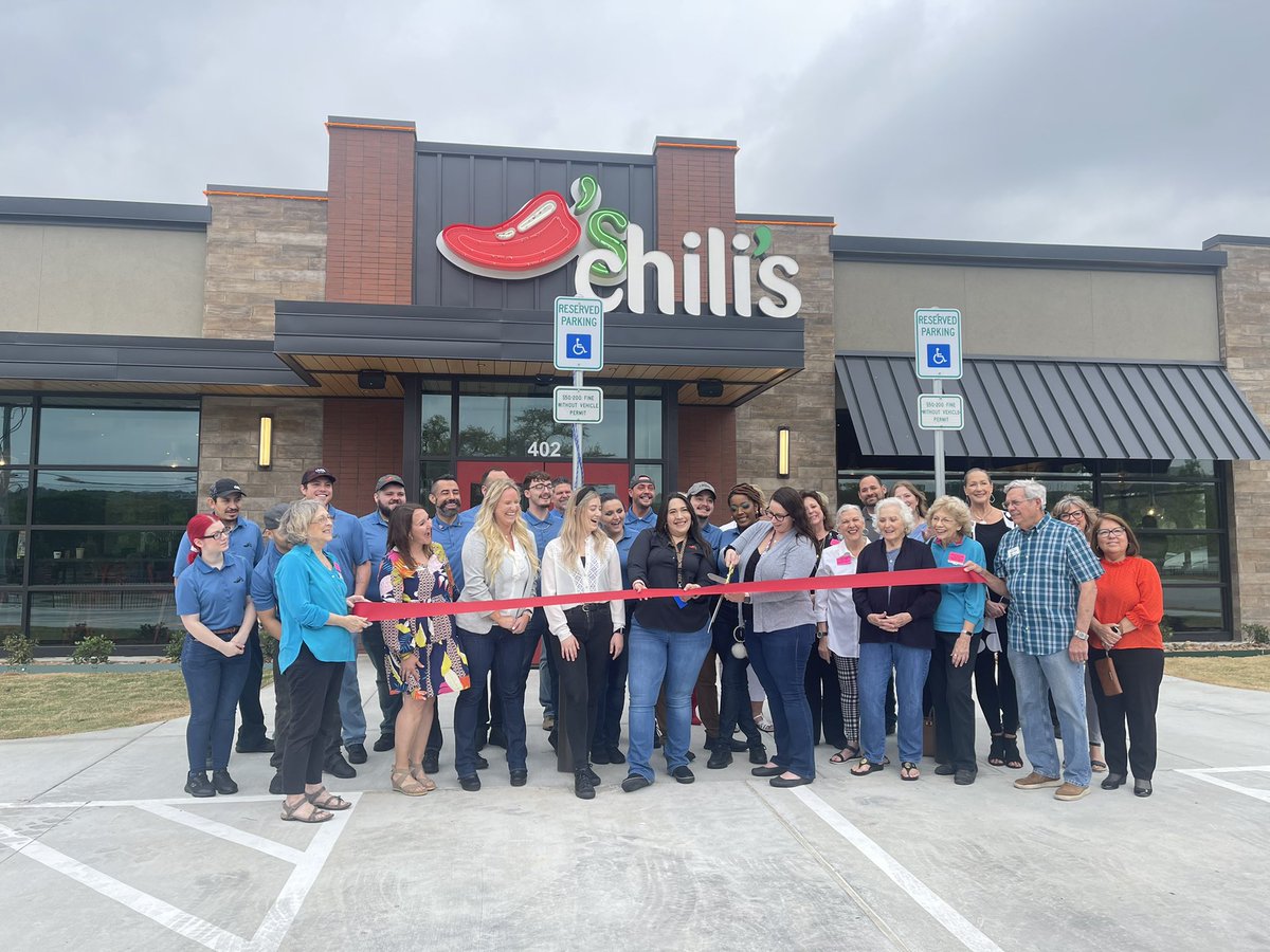 xoelenamichelle's tweet photo. Here we GROW again! 🍾
Welcome to Grand Opening day for our newest Chili’s in Bulverde, Texas! 
This team is one to watch - they will do amazing things! 🌶❤️ https://t.co/LaIq9ZOmgD