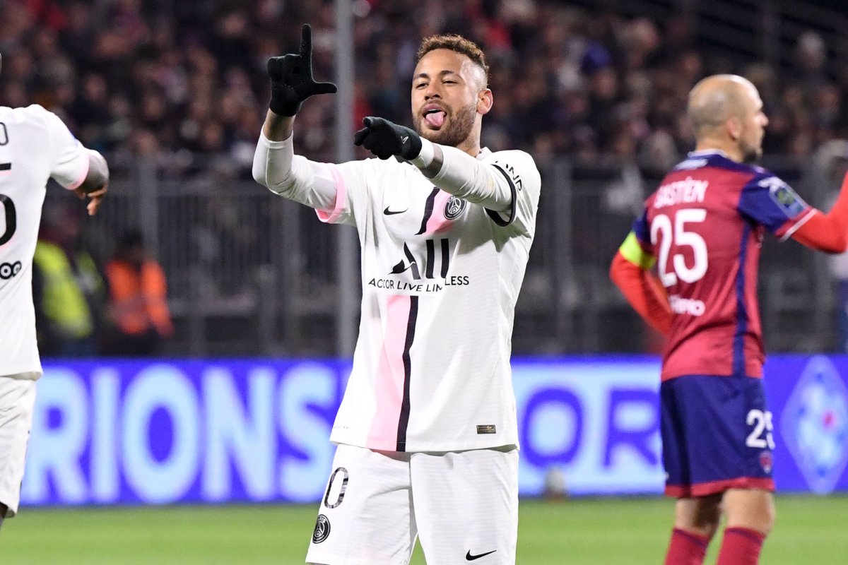 ActuFoot_'s tweet photo. Rothen : « Mais Neymar… Mais tais-toi. Qu’est-ce que tu nous mets 3 buts et tu viens faire le malin parce que t’as mis un doublé, parce que t’as mis 5 buts en 2 matches… » 😡

(@Rothensenflamme) https://t.co/wu561Xc6Lg
