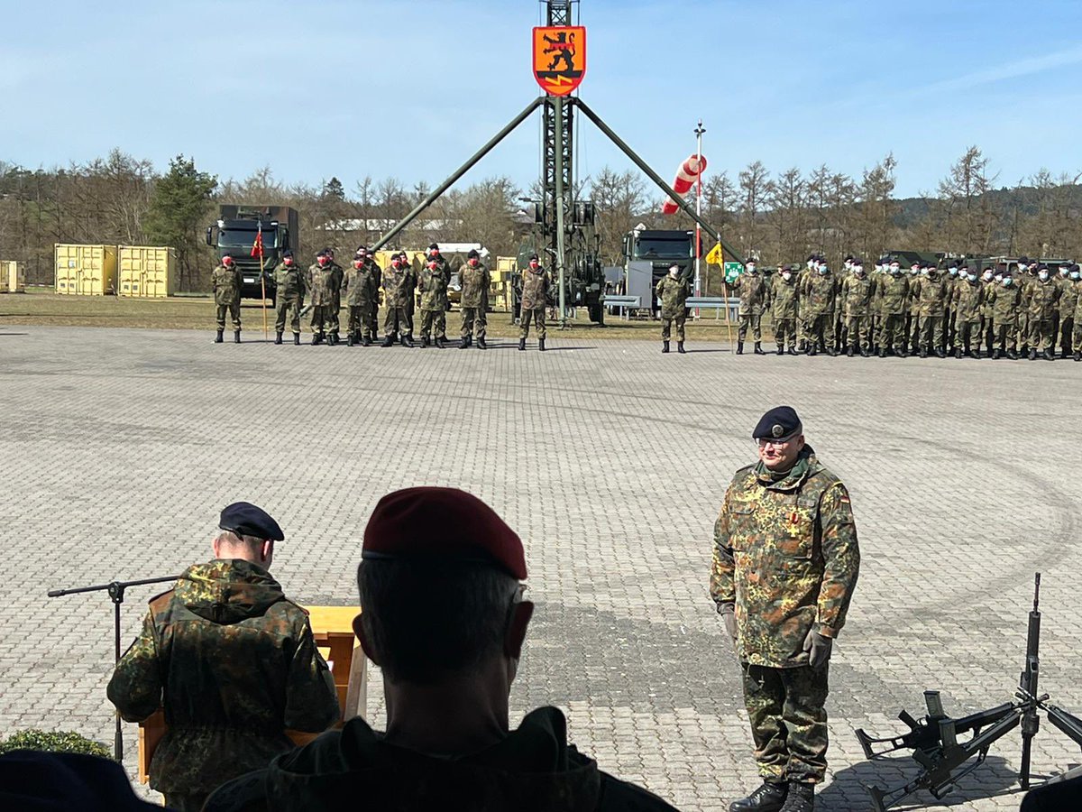 LarsDecker1's tweet photo. Am 04.04.2019 habe ich das Kommando über #ITBtl281 übernommen und heute übergeben. Ich blicke voller Stolz auf die letzten drei Jahre zurück und wünsche allen Angehörigen des Verbandes Soldatenglück und Gottes Segen.
Ich melde mich als Kommandeur ITBtl 281 ab!
#NetReady! https://t.co/RNi8cY1V9N