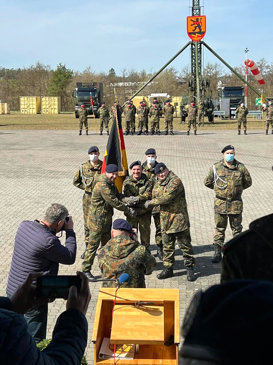 LarsDecker1's tweet photo. Am 04.04.2019 habe ich das Kommando über #ITBtl281 übernommen und heute übergeben. Ich blicke voller Stolz auf die letzten drei Jahre zurück und wünsche allen Angehörigen des Verbandes Soldatenglück und Gottes Segen.
Ich melde mich als Kommandeur ITBtl 281 ab!
#NetReady! https://t.co/RNi8cY1V9N