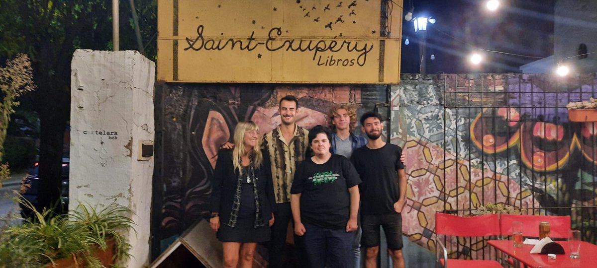 flordeaveed's tweet photo. El sábado pasado inauguramos Flor de Ave en la librería Saint Exuperi. Tuvimos poetas invitadxs de lujo y la producción de un fanzine con los mismos 

una noche llena de amor y amigxs! 

Nos acompañaron en la lectura:
Timoteo Rinaldi
Simón Azar
Manuel Duarte
Alejandra Mendé https://t.co/ZMT3MOhCaq
