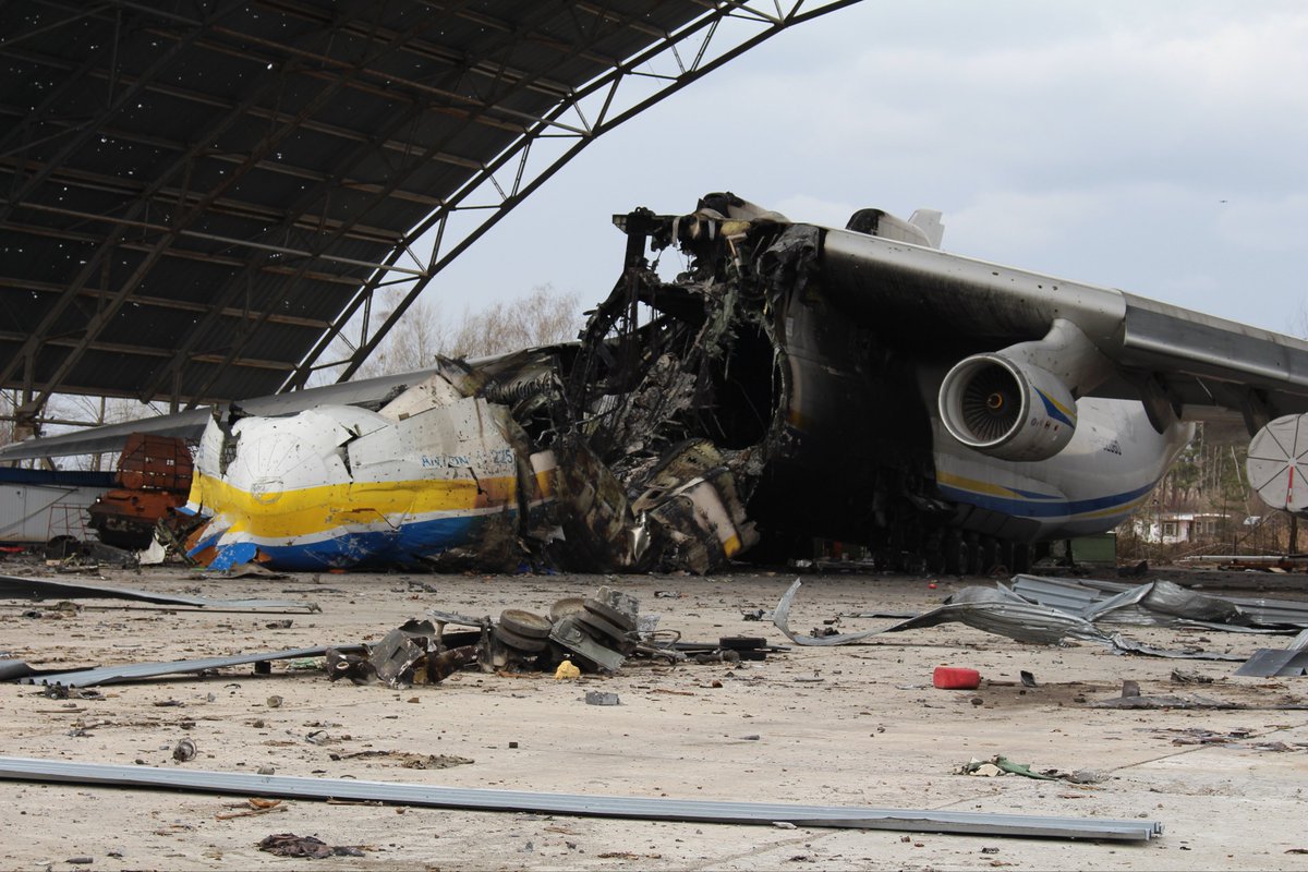 IAPonomarenko's tweet photo. What a bitter twist of fate.
On this very day in 2020, I was in Hostomel taking pictures of the Antonov An-225 Mriya taking off for its first COVID-19 mission.
Today after I am writing a story on the aircraft’s tragic death in war. https://t.co/7HgZvcrnvF