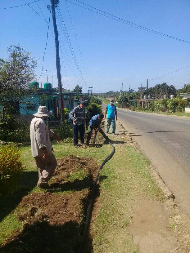 idomonzy's tweet photo. La brigada de Mantenimiento de la UEB de Acueducto Jaruco trabaja en la rehabilitación de aproximadamente 300 metros de la red principal y la instalación de 30 acometidas en viviendas del poblado de Loma de Travieso.💦
#eaaMayabeque
#OSDEAguaySaneamientoCuba https://t.co/bXy7bn1g6n