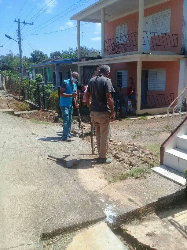 La brigada de Mantenimiento de la UEB de Acueducto Jaruco trabaja en la rehabilitación de aproximadamente 300 metros de la red principal y la instalación de 30 acometidas en viviendas del poblado de Loma de Travieso.💦
#eaaMayabeque
#OSDEAguaySaneamientoCuba
