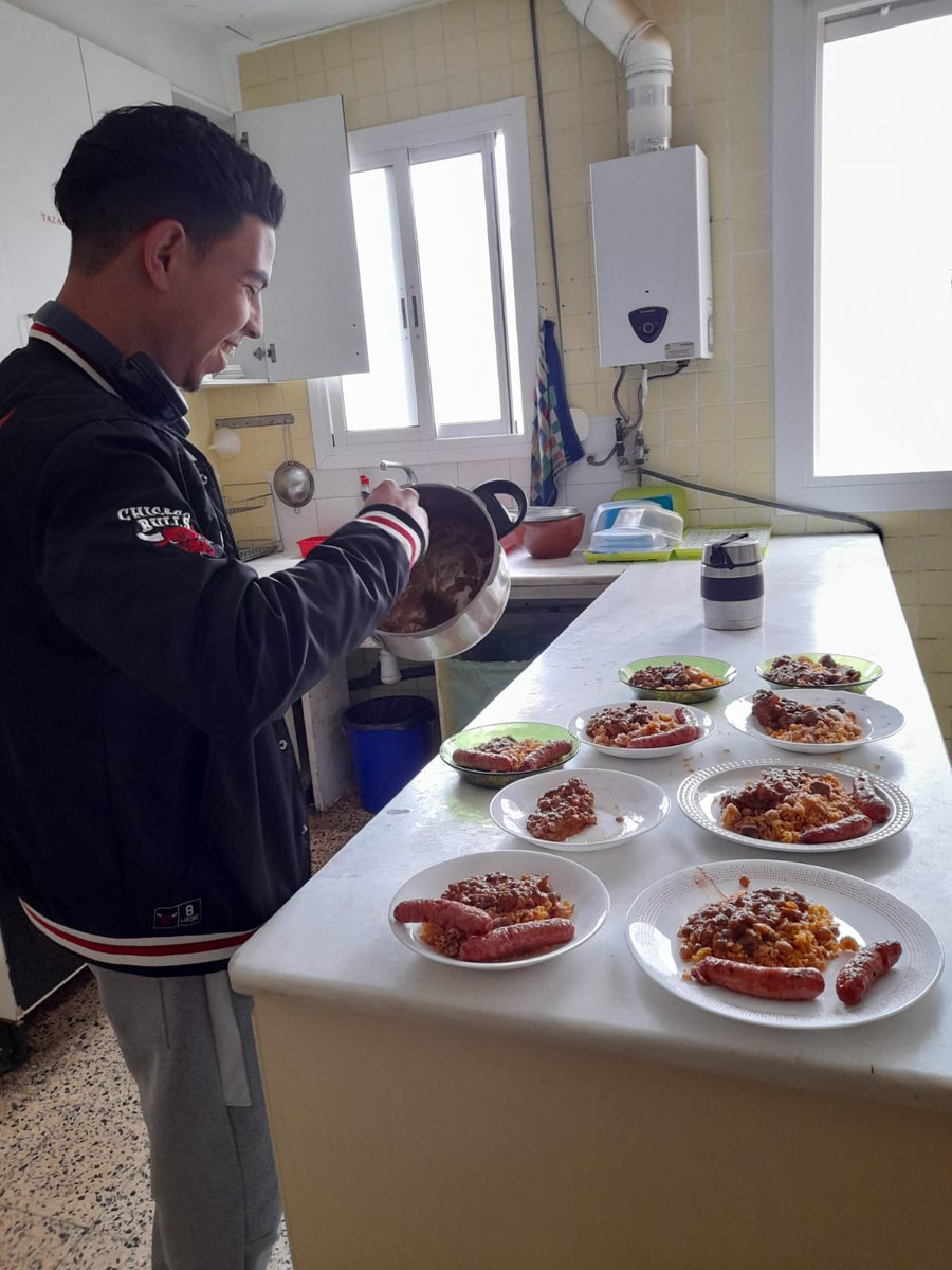 IsaMartinez53's tweet photo. Con esmero, cada día en #ProgramaInmigrantes de @ValenciaCaritas preparan el #Iftar,  la comida nocturna con la que se rompe el ayuno diario durante el mes de #Ramadan
#AquíLateUnCorazón Cada día aprendo algo nuevo, ¡es genial! https://t.co/4QPTJLQ0cJ