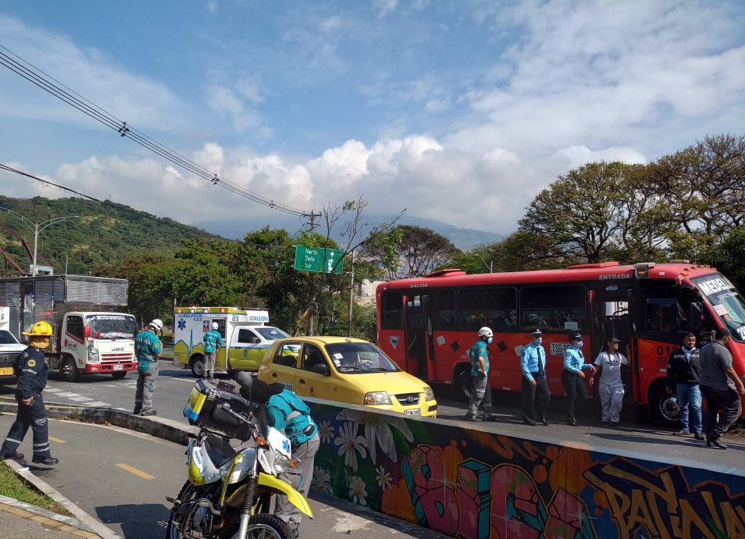 AndreeUribeM's tweet photo. 🚨🚑 Nuestros #APH123 atendieron a 11 pasajeros de un bus que perdió el control y se estrelló con un poste en la Cll 67 Barranquilla con Cra 61. Afortunadamente no se presentan heridos de gravedad, dos personas fueron trasladada a centros asistenciales por lesiones menores. https://t.co/wnOTS80fZz
