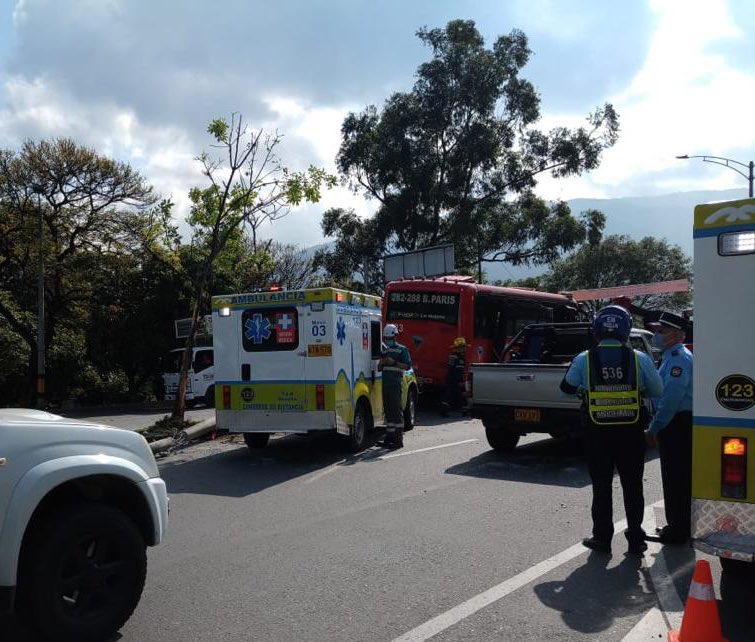 AndreeUribeM's tweet photo. 🚨🚑 Nuestros #APH123 atendieron a 11 pasajeros de un bus que perdió el control y se estrelló con un poste en la Cll 67 Barranquilla con Cra 61. Afortunadamente no se presentan heridos de gravedad, dos personas fueron trasladada a centros asistenciales por lesiones menores. https://t.co/wnOTS80fZz