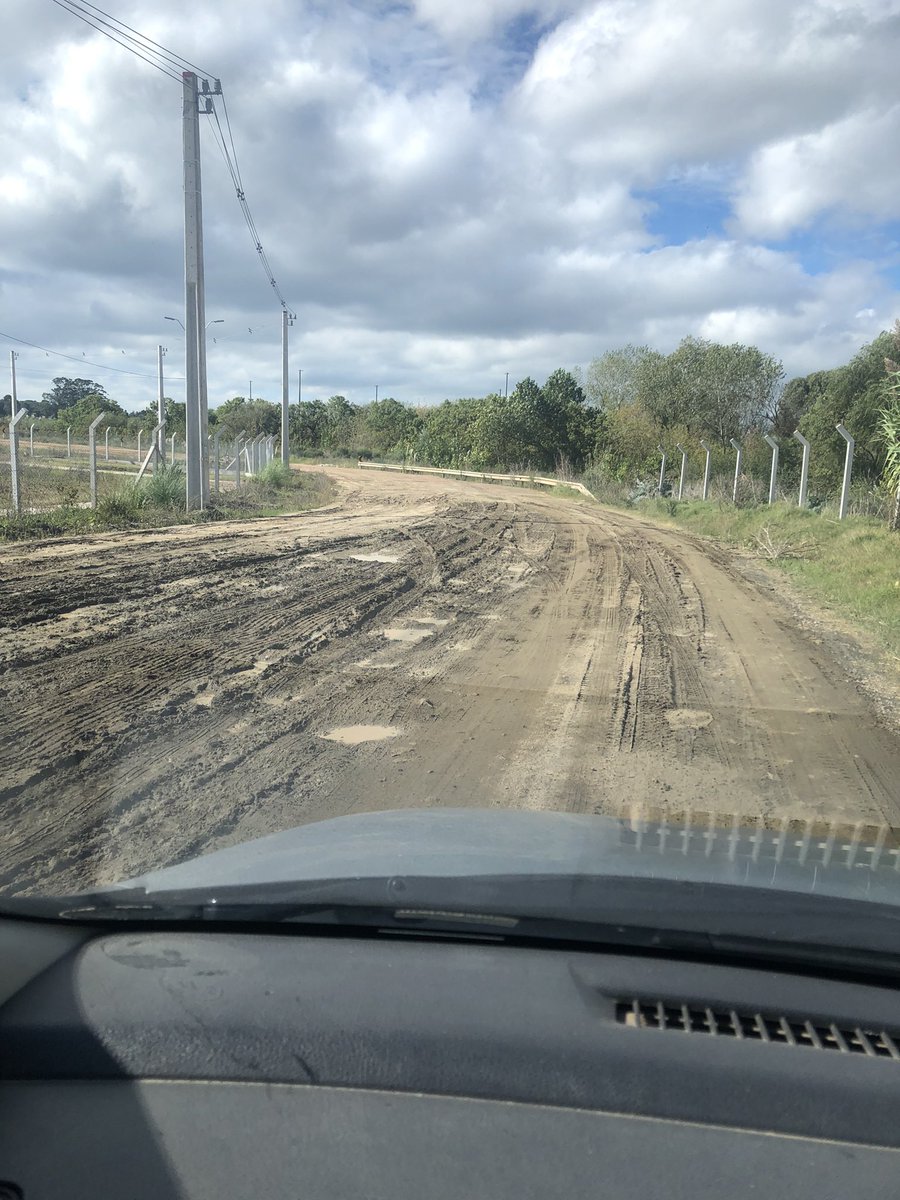 Rossi_05's tweet photo. No señores no es una ruta del interior del país !!! En la capi tb hay calles que es imposible; eligiendo qué pozo me rompe menos el auto desde inauguración de la @UAM_UY  no le pasan aunque sea una máquina !!!! VERGÜENZA @montevideoIM @CosseCarolina https://t.co/YuHLQfa21c
