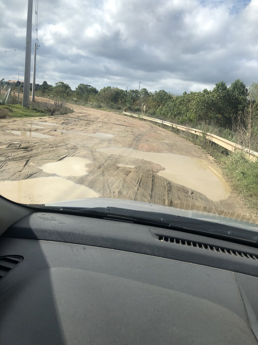 Rossi_05's tweet photo. No señores no es una ruta del interior del país !!! En la capi tb hay calles que es imposible; eligiendo qué pozo me rompe menos el auto desde inauguración de la @UAM_UY  no le pasan aunque sea una máquina !!!! VERGÜENZA @montevideoIM @CosseCarolina https://t.co/YuHLQfa21c