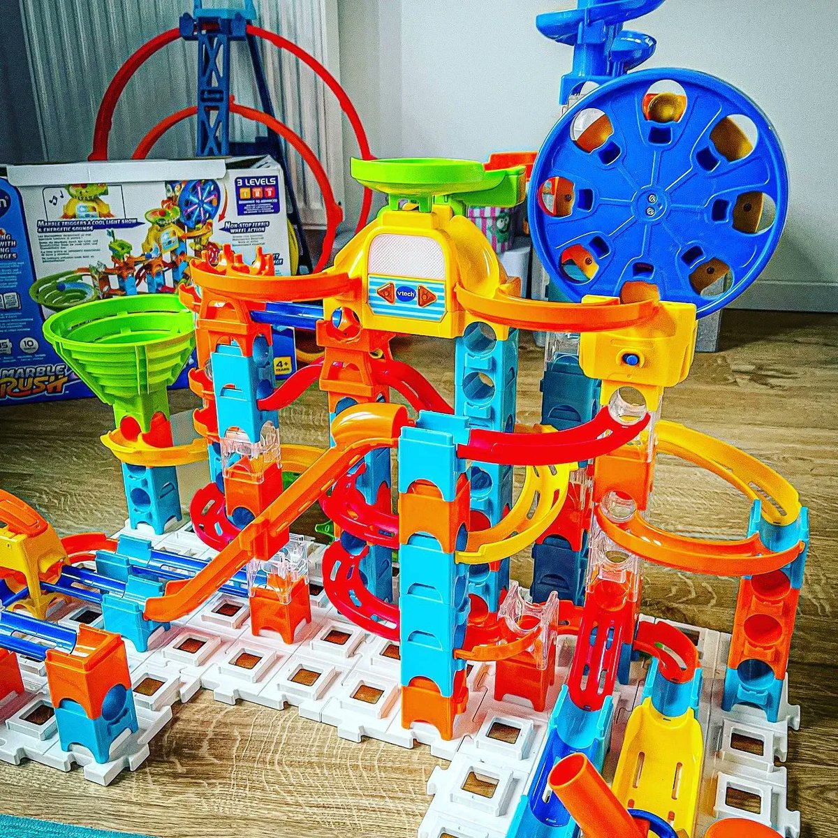 robvegas's tweet photo. Da hilft der Papa natürlich sehr gern beim Aufbau mit. #MarbleRush https://t.co/gPYI8jHa4D