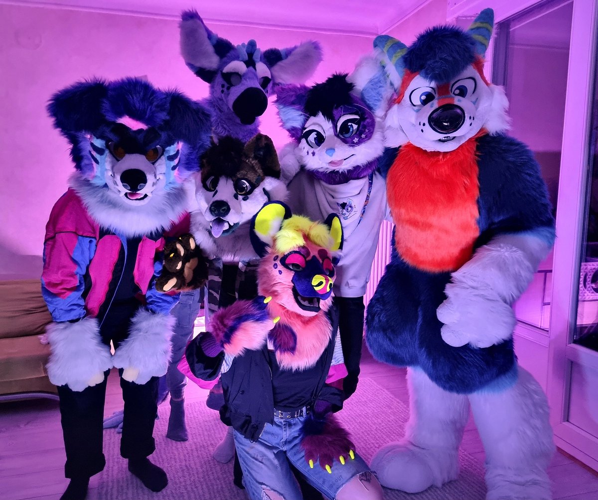 A party with all these beautiful plushies Dance, photos, music. everything is perfect for fun @kaitowilddogg , @Myosotea , @Deleo77200 , @punztokahki , @pa_noora , Angel_the_cat and Melky_angel_Dragon (insta)