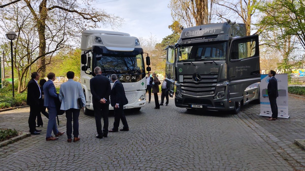 #hylane
De klant hoeft in Duitsland dus alleen maar te betalen voor de werkelijke gereden kilometers.
Door de subsidie regeling van Hylane in Duitsland kunnen de transportsector tegen gelijkwaardige prijs rijden als diesel.
Het geen voor een grote doorbraak zal zorgen in 🇩🇪.