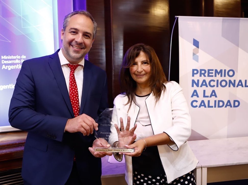 🔖🥇• Desde <a href="/MaipuMunicipio/">Maipú Municipio</a> tuvimos el orgullo de recibir el Premio Nacional a la Calidad 2021, el Premio Compromiso Institucional con la Calidad y el Diploma de Honor a Estado Presente en tiempos de pandemia.