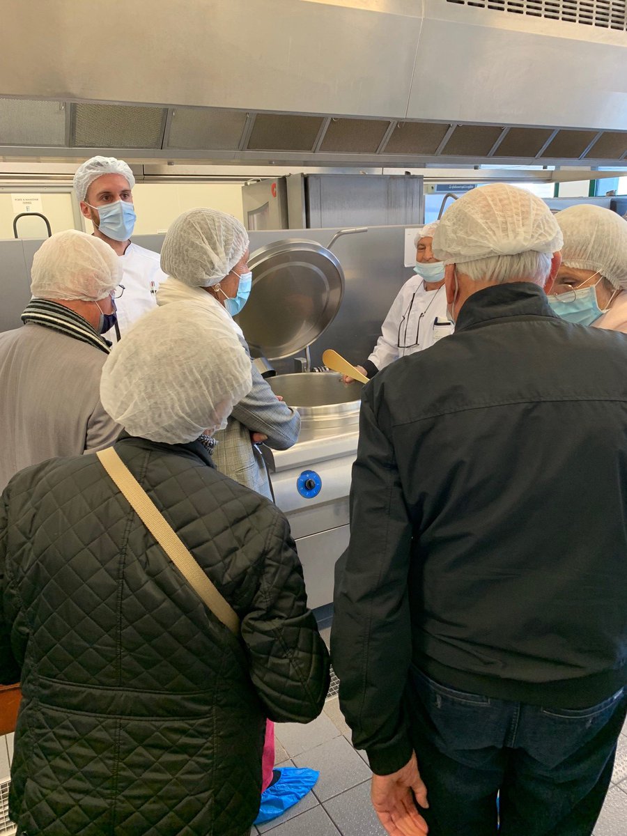 lesabondances's tweet photo. Aujourd’hui, les représentants des résidents, des patients et de leurs familles ont visité la blanchisserie et la cuisine de l’établissement. Un moment d’échanges pour mieux comprendre notre fonctionnement et prendre en compte leurs attentes. #ehpad #democratiesanitaire https://t.co/vAxuA8eB84