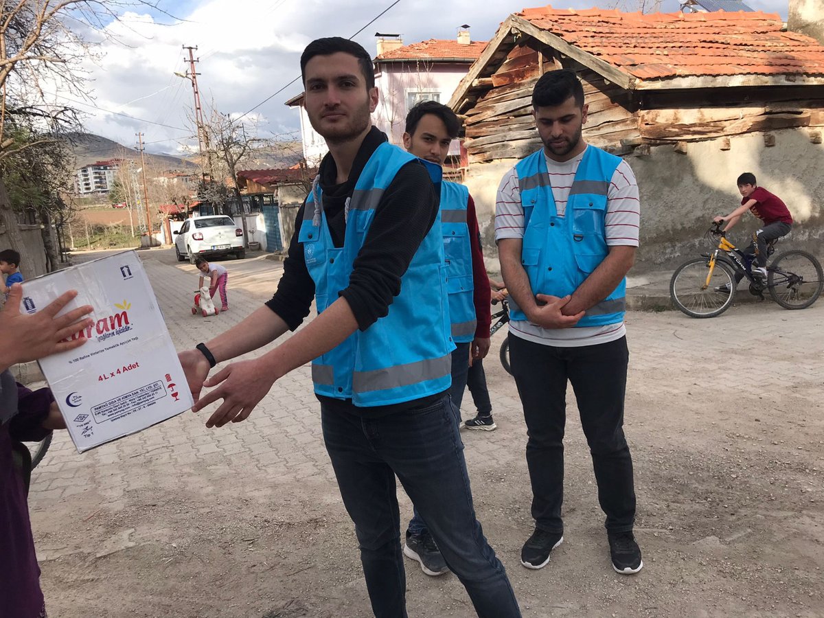 AmasyaKYGM's tweet photo. De ki: “Rabbim, istediği kullarına rızkı genişletir, istediğine de daraltır. Ve her ne harcarsanız O, onun yerine başkasını verir. O, rızık verenlerin iyisidir.”
(Sebe-39)
📍 Gümüşhacıköy Yurt Müdürlüğü öğrencileri erzak kolisi dağıttılar.👏👏 
@gencliksporbak @kasapoglu https://t.co/NExa5jM67L