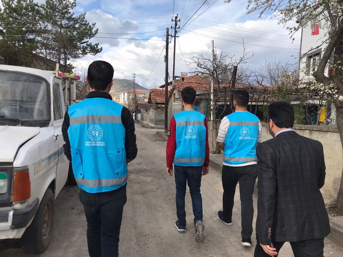 AmasyaKYGM's tweet photo. De ki: “Rabbim, istediği kullarına rızkı genişletir, istediğine de daraltır. Ve her ne harcarsanız O, onun yerine başkasını verir. O, rızık verenlerin iyisidir.”
(Sebe-39)
📍 Gümüşhacıköy Yurt Müdürlüğü öğrencileri erzak kolisi dağıttılar.👏👏 
@gencliksporbak @kasapoglu https://t.co/NExa5jM67L