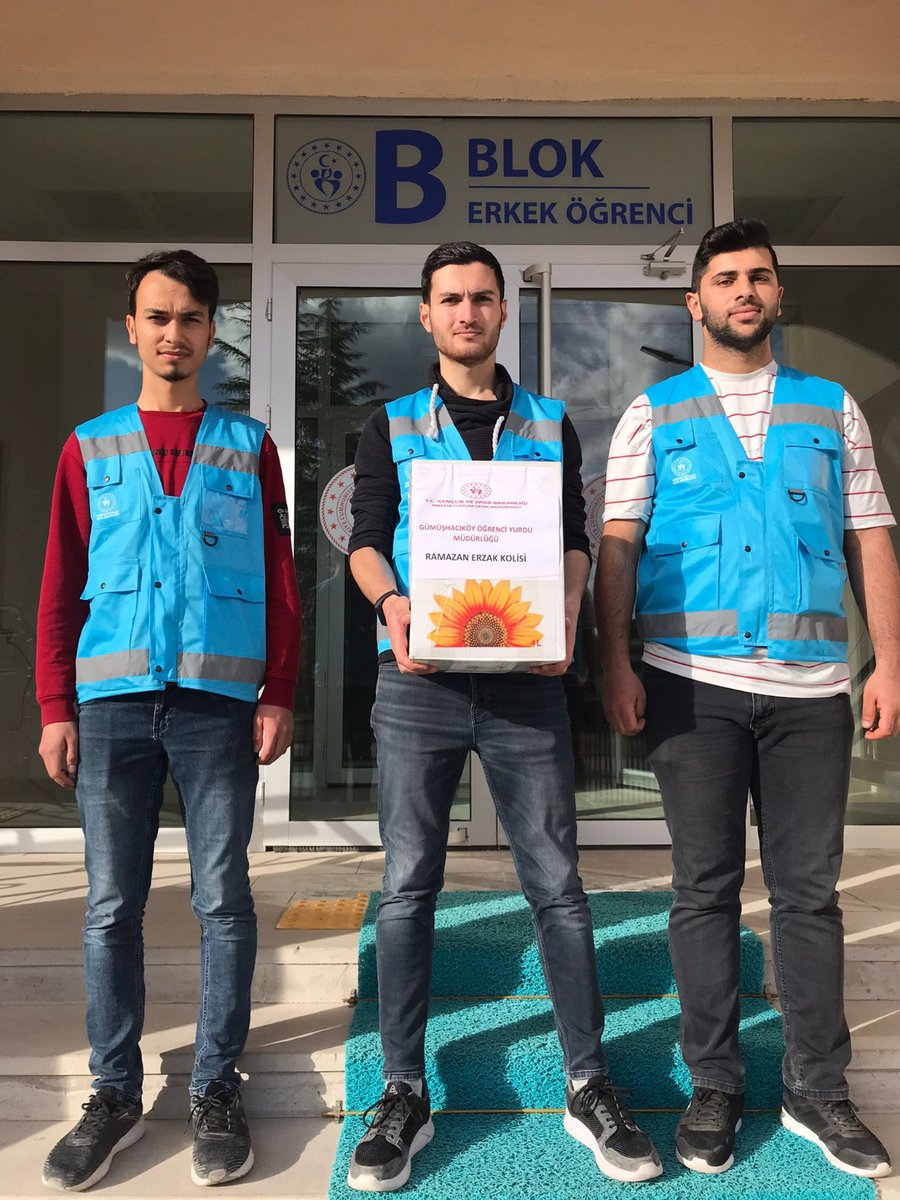 AmasyaKYGM's tweet photo. De ki: “Rabbim, istediği kullarına rızkı genişletir, istediğine de daraltır. Ve her ne harcarsanız O, onun yerine başkasını verir. O, rızık verenlerin iyisidir.”
(Sebe-39)
📍 Gümüşhacıköy Yurt Müdürlüğü öğrencileri erzak kolisi dağıttılar.👏👏 
@gencliksporbak @kasapoglu https://t.co/NExa5jM67L