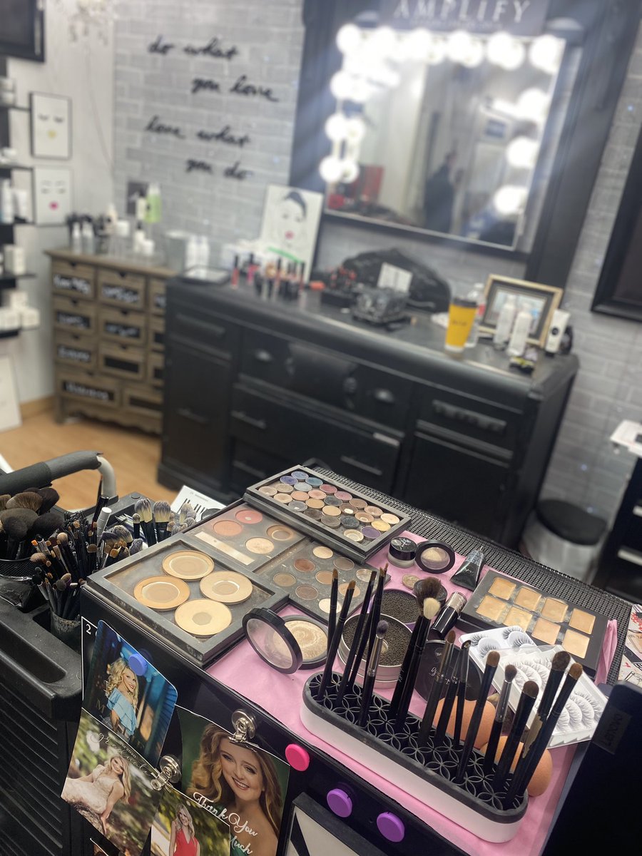 Haley_Moffitt's tweet photo. Transitioning from prom makeup to pageant makeup today!!  Let’s paint some beautiful faces!  #pageantmakeup #ripleyhighschool https://t.co/VZuln8Y3GX