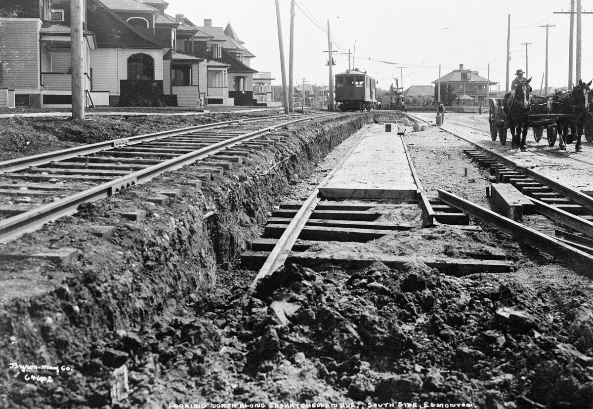 Since this has come up, here's a 1913 photo looking south along today's Scona Rd. (near 99 St &amp; Sask. Ave.) during streetcar railway construction. 

The 9* subject properties are visible on the left.

📌#EdmontonWhenAndWhere
📷 na-1328-64602 (photo caption is wrong)