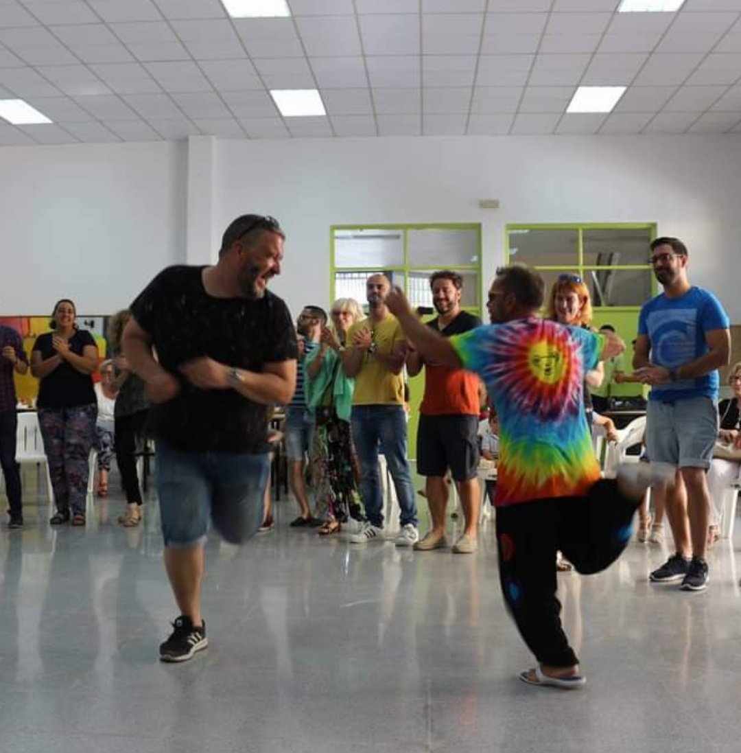 Quiero y no quiero querer
a quien no queriendo quiero.
He querido sin querer
y estoy sin querer, queriendo.
Si porque te quiero, quieres,
que te quiera más,
te quiero más que me quieras,
¿qué más quieres?
¿quieres más?

Sigue brillando, Juanico. Siempre en nuestros corazones.❤️🏳️‍🌈