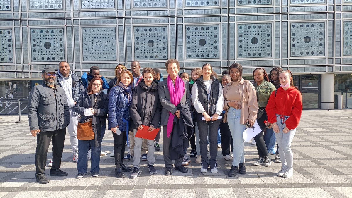 LArmandYERRES's tweet photo. 🗼Les TACC avec une partie de l'#équipepédagogique à @imarabe. Au programme : #expositionphotos Depardon/Daoud, conférence sur les #ruchers de l'IMA. Pour une fois, les #élèves n'ont pas assuré l'#accueil : ils ont été accueillis par M. @jack_lang, président de l'IMA @o_loferne https://t.co/LSxmhKEl6G