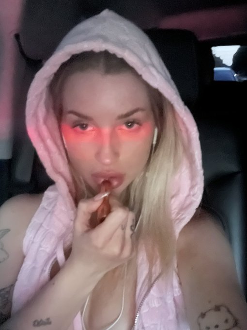 I&rsquo;m obsessed with me and you should be too https://t.co/4xhFoR9Qpe