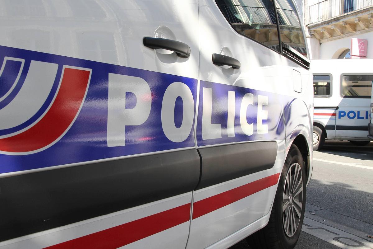 SO_Bordeaux's tweet photo. Gironde : un homme armé d’un couteau blesse un passant et tente de pénétrer dans l’école à Villenave-d’Ornon https://t.co/khIeDRm2gZ https://t.co/7iUSD4XyIt
