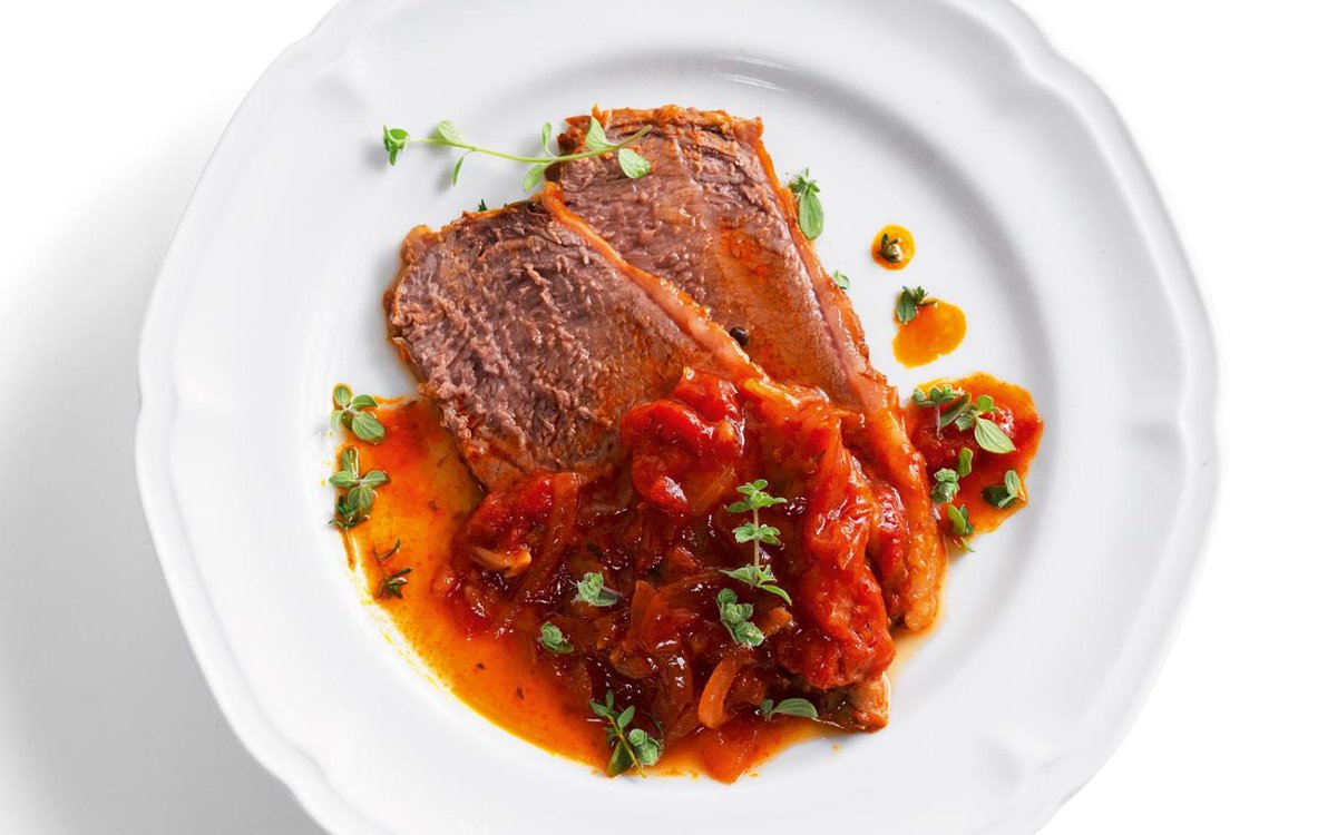 Cucina_Italiana's tweet photo. Fate riposare il #brasato per 10 minuti prima di affettarlo, poi servitelo con il suo fondo di cottura. 😍 https://t.co/SpBxnMjKG0 https://t.co/mxrfQlbmrn