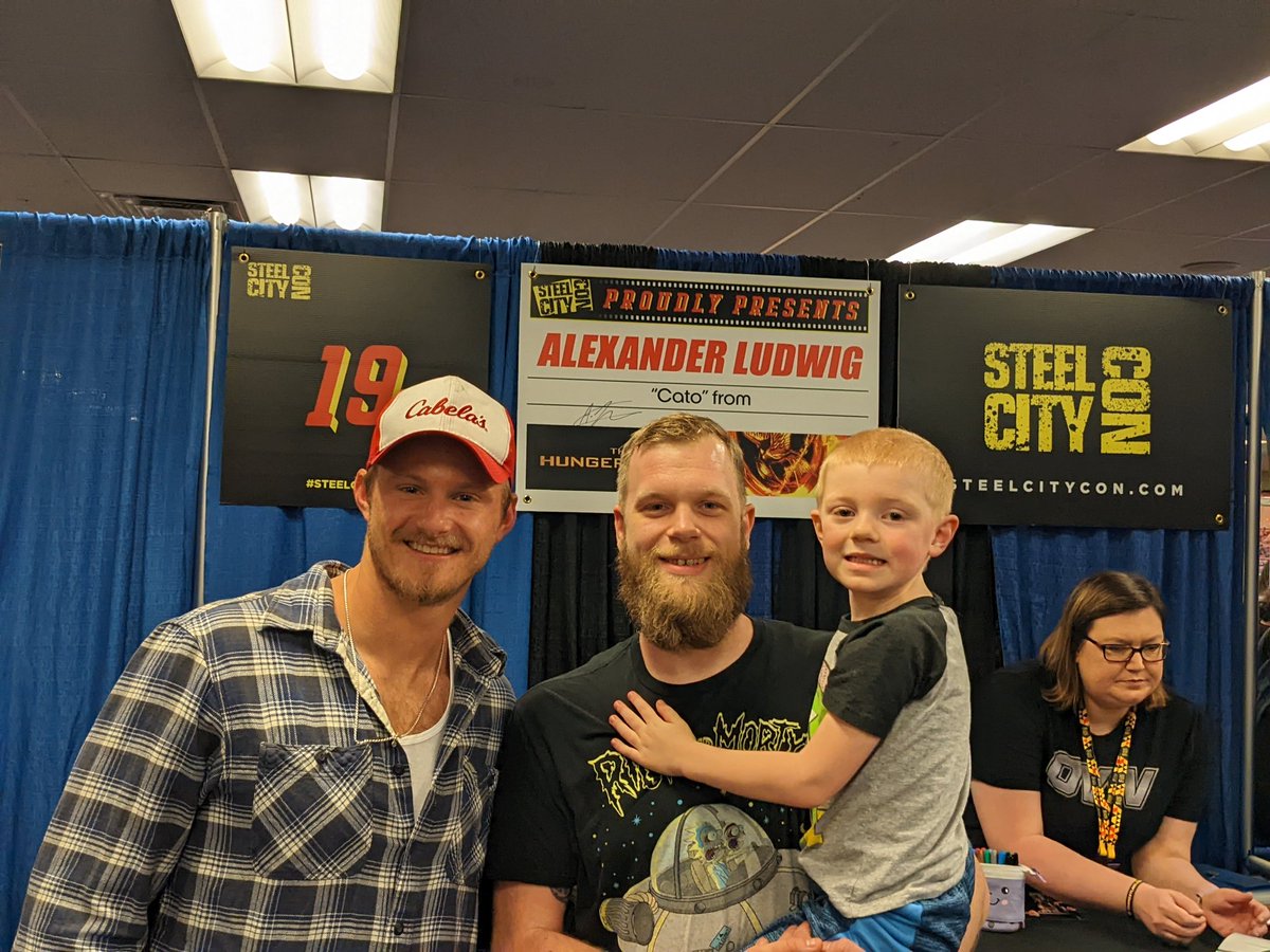 TwoShotTauf's tweet photo. @Steelcitycon @alexanderludwig Super nice guy. Spent alot of time out to sea watching this guy. MFin Bjorn Ironside. How freaking cool! Till Valhalla! https://t.co/tvghQCo0xW