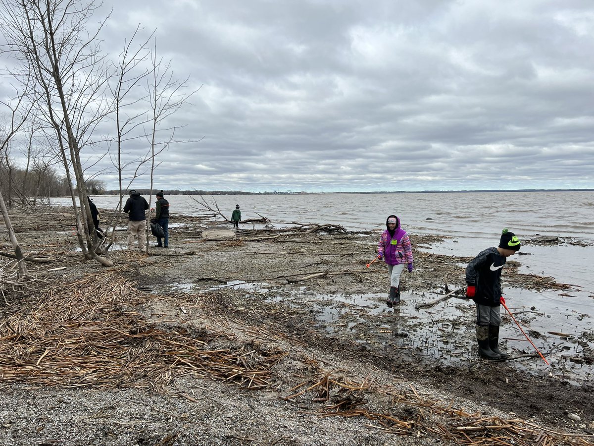 Dlanderspulaski's tweet photo. These @PCSD_PCMS #GreatLakes explorers helped remove nearly 200 lbs. of trash from the Bay of Green Bay during a chilly @A4GL beach clean-up this past weekend…most of it plastic! @UWiscSeaGrant https://t.co/97trexH5s1
