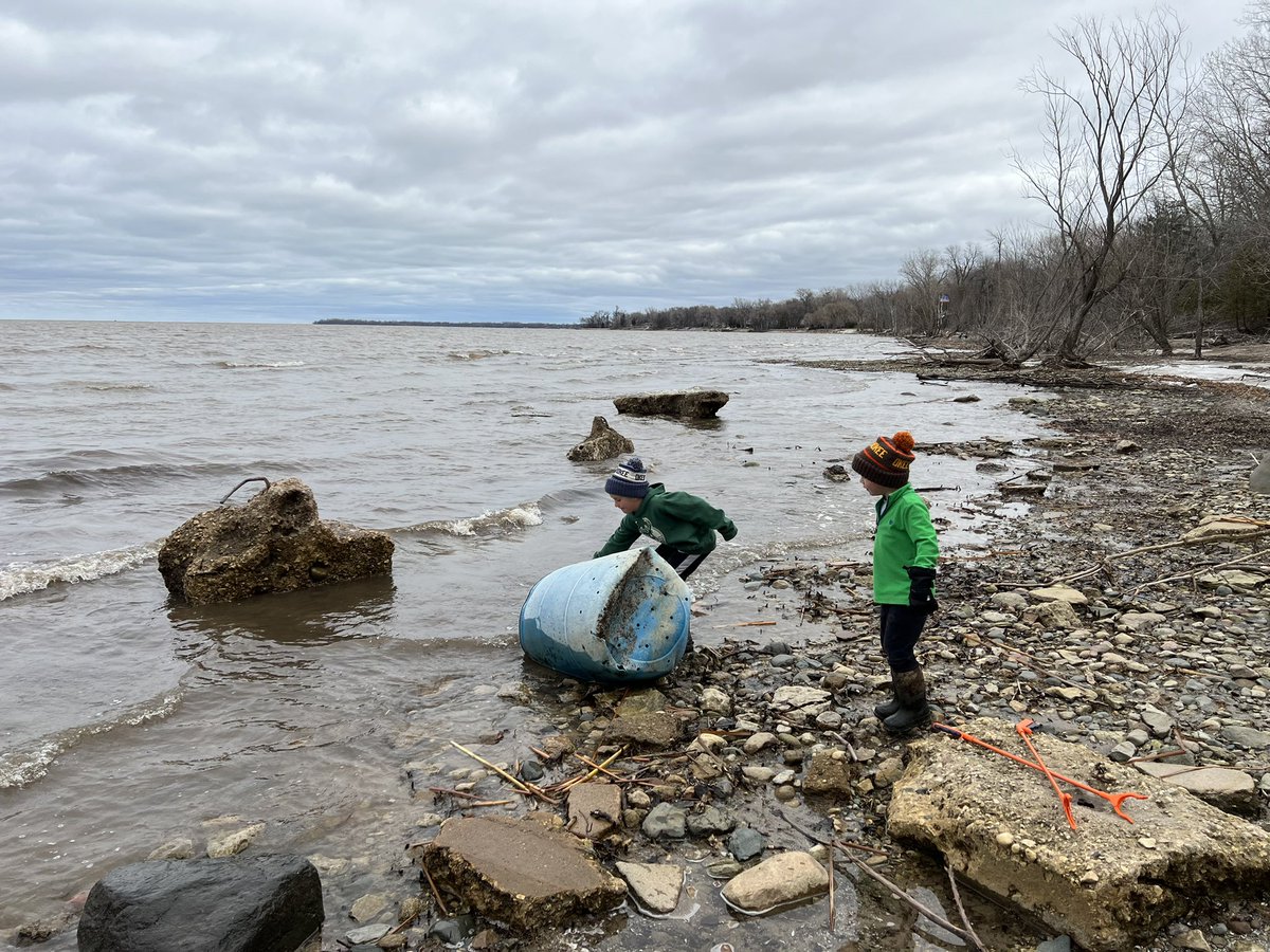 Dlanderspulaski's tweet photo. These @PCSD_PCMS #GreatLakes explorers helped remove nearly 200 lbs. of trash from the Bay of Green Bay during a chilly @A4GL beach clean-up this past weekend…most of it plastic! @UWiscSeaGrant https://t.co/97trexH5s1