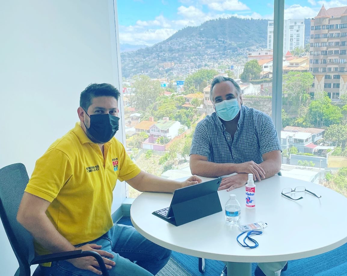 UlloaMoi's tweet photo. Con @Cgallardorr conociendo su programa #DonaUnLibroCambiaUnaMente su experiencia en #PREVENCIÓN de la #Migración y replicar el programa para combatir la #corrupción. #Educación es el camino para cambiar vidas. @SalvaPresidente https://t.co/CCRavgygMY