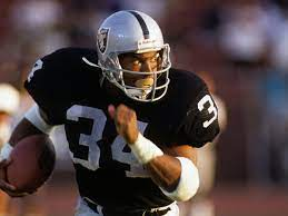 SportsSocialPro's tweet photo. On this day:
1986 NFL Draft: Auburn running back Bo Jackson first pick by Tampa Bay Buccaneers. And never play for them 

#onthisday #sports #sportshistory #history #youknowbo #Bo #football #baseball #NFL #mlb #bucs #royals #raiders https://t.co/L4JqE6xavs
