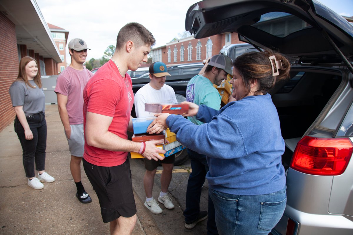 ArkansasTech's tweet image. Arkansas Tech fraternity and sorority members collected and donated 39,588 food items and 3,506 hygiene items to local children during the 2022 ATU Greeks Give Back drive, which concluded on Friday. 

Learn more: arkansastechnews.com/greeks-give-ba…