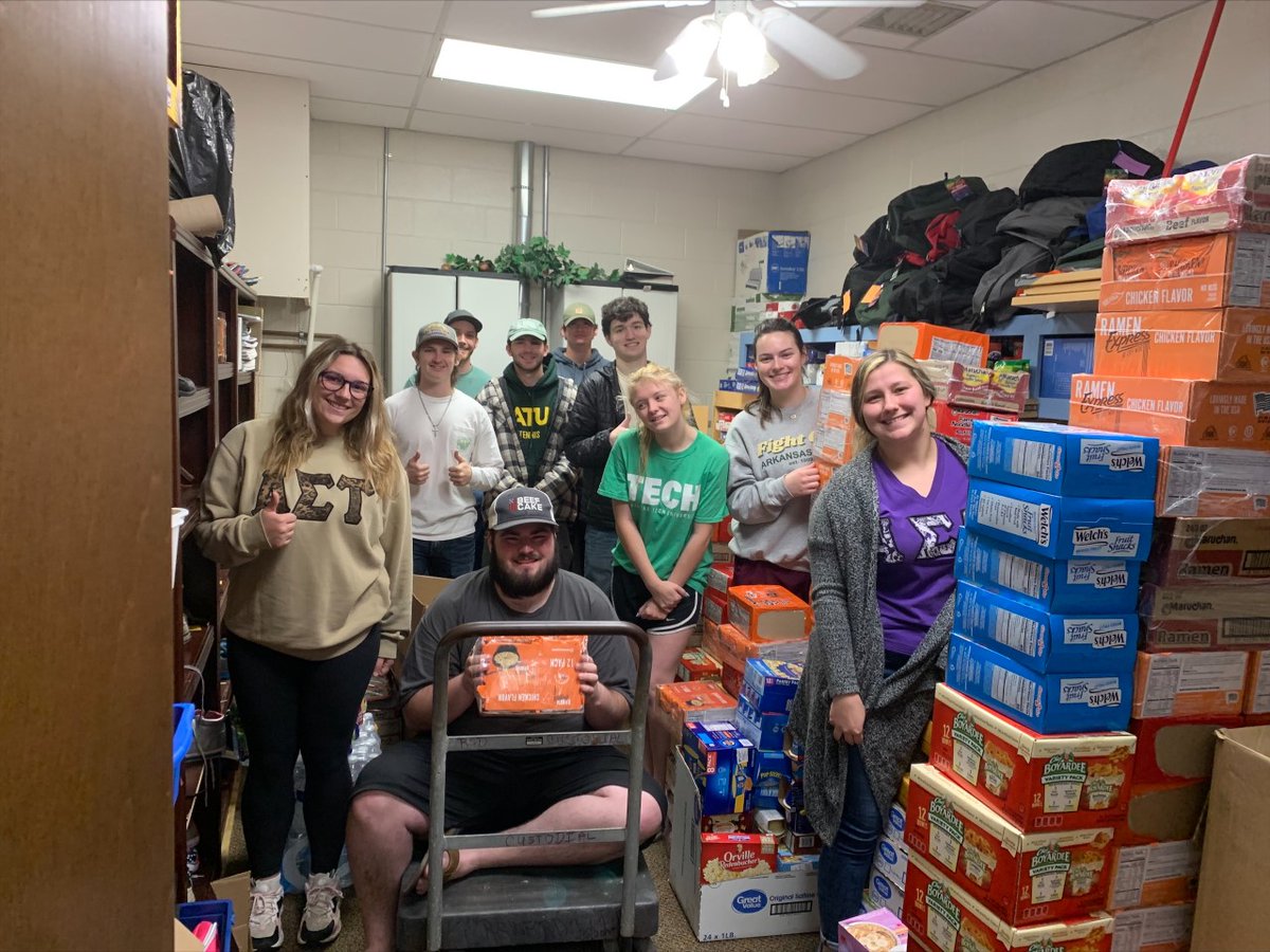 ArkansasTech's tweet image. Arkansas Tech fraternity and sorority members collected and donated 39,588 food items and 3,506 hygiene items to local children during the 2022 ATU Greeks Give Back drive, which concluded on Friday. 

Learn more: arkansastechnews.com/greeks-give-ba…