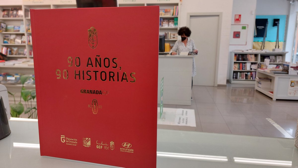 El nonagésimo aniversario del club de fútbol granadino cobra forma en "90 años, 90 historias", un libro de casi 400 páginas, prologado por Luis García Montero, repleto de imágenes e información. Una auténtica joya para la afición nazarí.
bit.ly/3LQjYsc