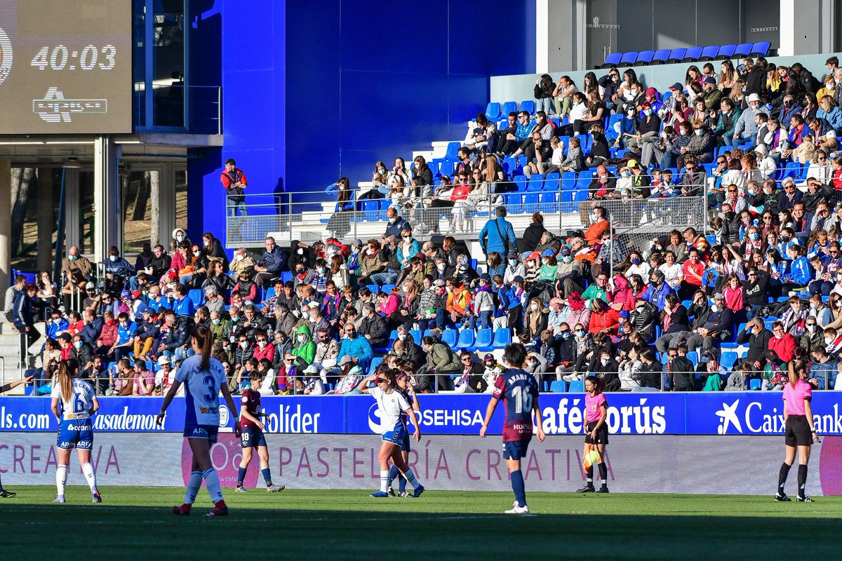 Mamrm5's tweet photo. 小学校の卒業アルバムに『女子プロサッカー選手になって、海外で活躍する！』と書いてから16年。
約6,000人の大観客のスタジアムで自分のゴールで勝つという最高の形で夢を叶えることができました。
簡単なことなんて一つもなかったけど、今までの全てが報われた気がして忘れられない1日になりました！ https://t.co/vw6u28eR4V