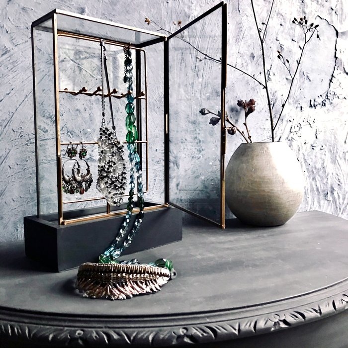 kasera_home's tweet photo. A beautiful jewellery organiser is not only a storage box but a decor item when you choose the right one.
.
.
Find more here. https://t.co/FBhzrqjUUK
.
.
#kasera_home #furniturefinder #bloorhomes #bellwayhomes #taylorwimpey #persimmonhomes #cala #livingroominspo #livingroomdecor https://t.co/vAGatofqkl