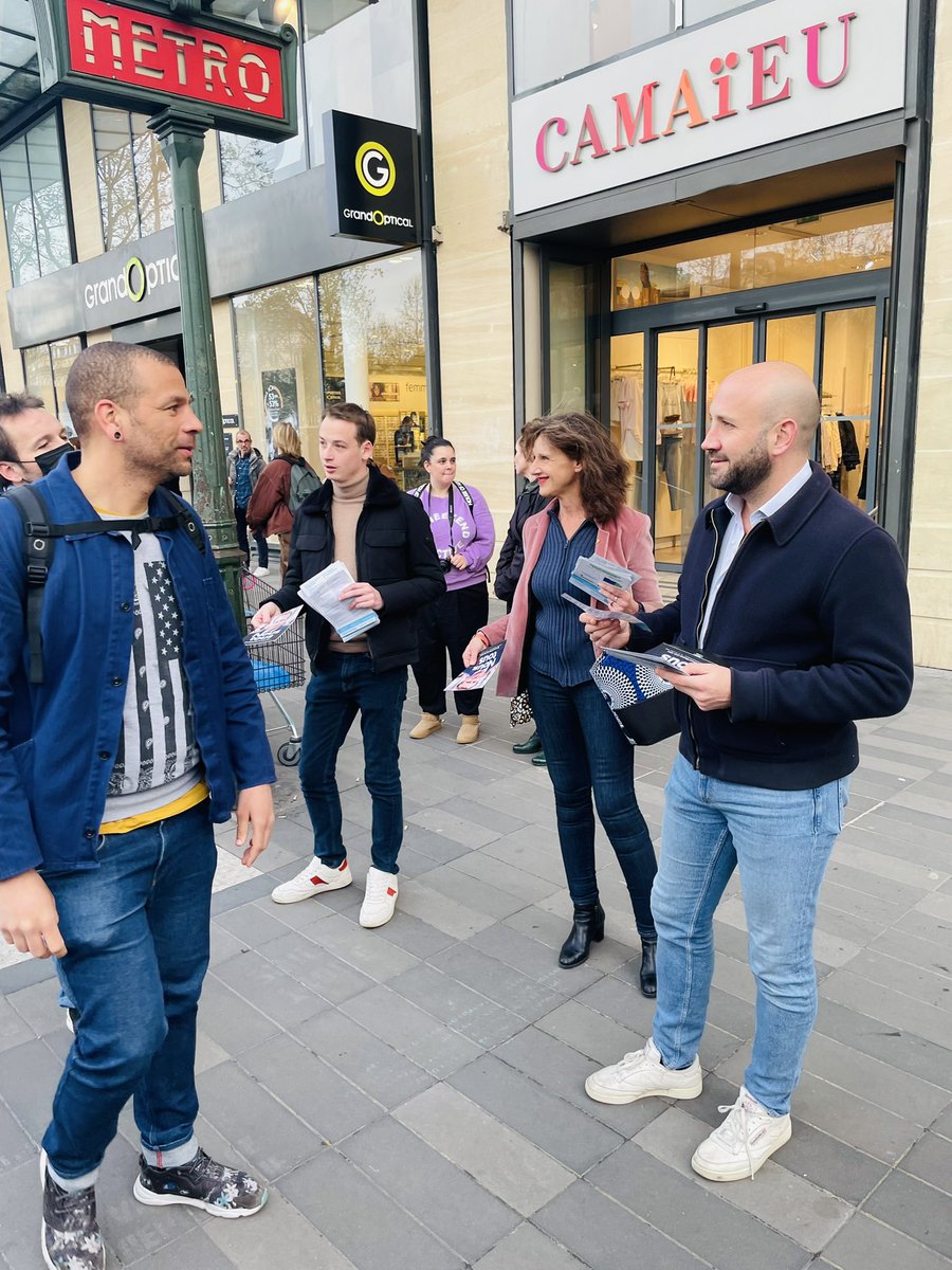 poitoux_g's tweet photo. 🚀 De retour sur le terrain à République!

Le 24 avril le seul bulletin pour donner un avenir à la jeunesse, pour une France forte, humaniste, républicaine, européenne tournée vers le progrès c’est @EmmanuelMacron 🇫🇷🇪🇺 https://t.co/h1eIPdCZrJ