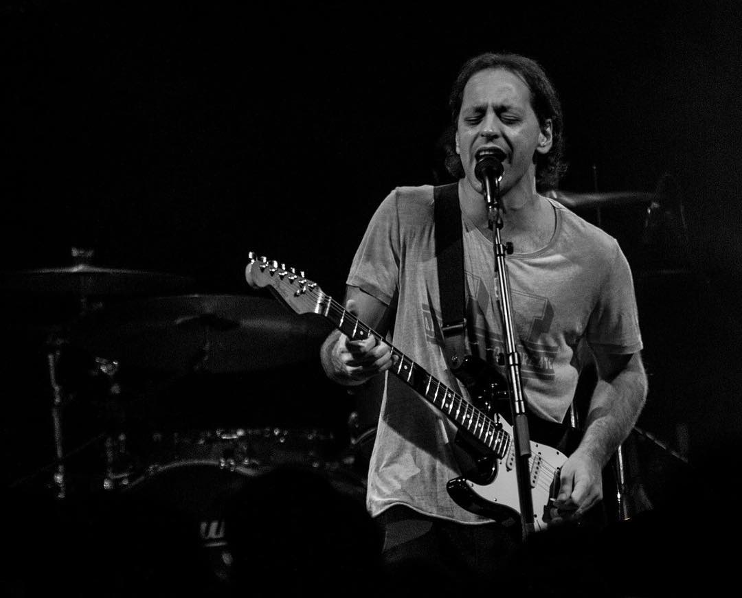 "Güldüm geçtim, genceciktim
Aşk içinde meşke daldım
Kendimi buldum, onu kaybettim
Anlayamadın ya"