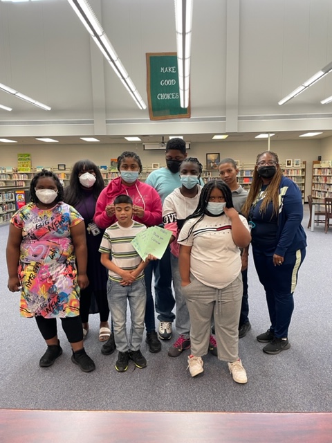 GrdmsMedia's tweet photo. Always a great way to start the week when Mrs. Thomas-Newton's class comes to visit.  Her students are amazing!  They delivered beautiful cards they created for Library Appreciation -- skilled artists.  @genraydavis @GRDMSPrincipal @RockdaleSchools https://t.co/IfyBJbd10h