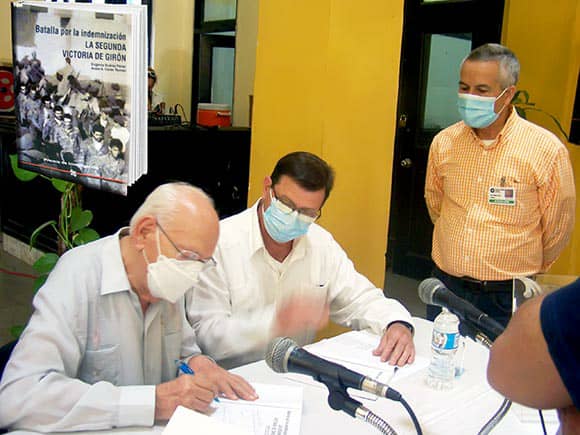 #CubaliterariaPropone #SábadoDelLibro 
💻 ¿De verdad se cambiaron los mercenarios de Playa Girón por compotas? Esa es una de las grandes interrogantes que respondió Batalla por la indemnización: La segunda victoria de Girón, título presentado en el Sábado del Libro.