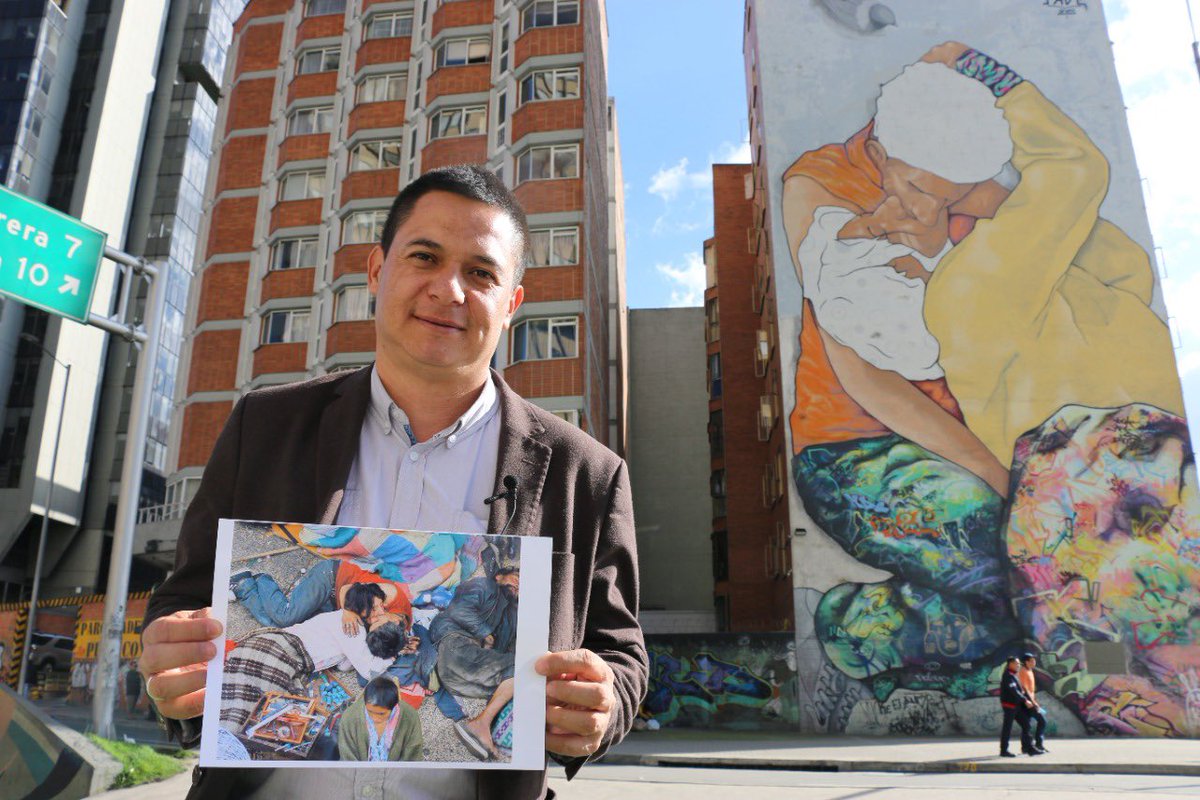Cuando vean este mural, en el centro de Bogotá, recuérdenlo a él, el autor de la foto original, Héctor Fabio Zamora. Nos acaba de dejar, pero en EL TIEMPO seguirá siendo el parcero de todos. Paz en su tumba. 🙏