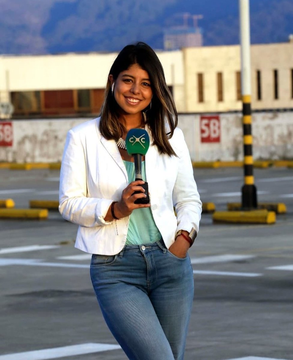 PauFresneda's tweet photo. Un día, @mianbausa le quitó la cámara al gran Héctor Fabio Zamora. Y salió esta foto. 

Cuando la vio nos dijo que no sabía si el talento era del fotógrafo o la periodista. 

Con mucho cariño le recuerdo a ese ser que siempre tenía sonrisa y cámara en mano. ERA EL MEJOR.😭 QEPD👏🏾 https://t.co/z8eb2f0jgS