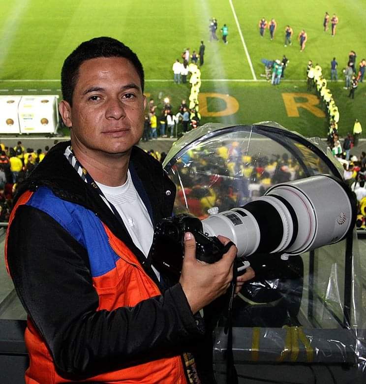 PauFresneda's tweet photo. Un día, @mianbausa le quitó la cámara al gran Héctor Fabio Zamora. Y salió esta foto. 

Cuando la vio nos dijo que no sabía si el talento era del fotógrafo o la periodista. 

Con mucho cariño le recuerdo a ese ser que siempre tenía sonrisa y cámara en mano. ERA EL MEJOR.😭 QEPD👏🏾 https://t.co/z8eb2f0jgS