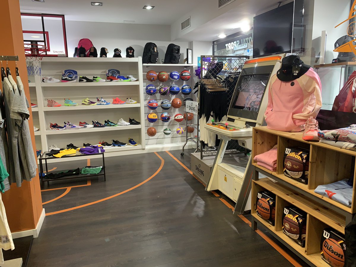 TiroLibreScq's tweet image. ¿Nos ayudáis a difundirlo?
Seguro que aún queda mucha gente que no nos conoce…y por si quieren aprovechar la Semana Santa para visitarnos…😉
Estamos en Santiago de Compostela c/Ramón Cabanillas n11 bajo y tb en web: tirolibresantiago.com
Somos vuestra tienda de basket🏀 📣