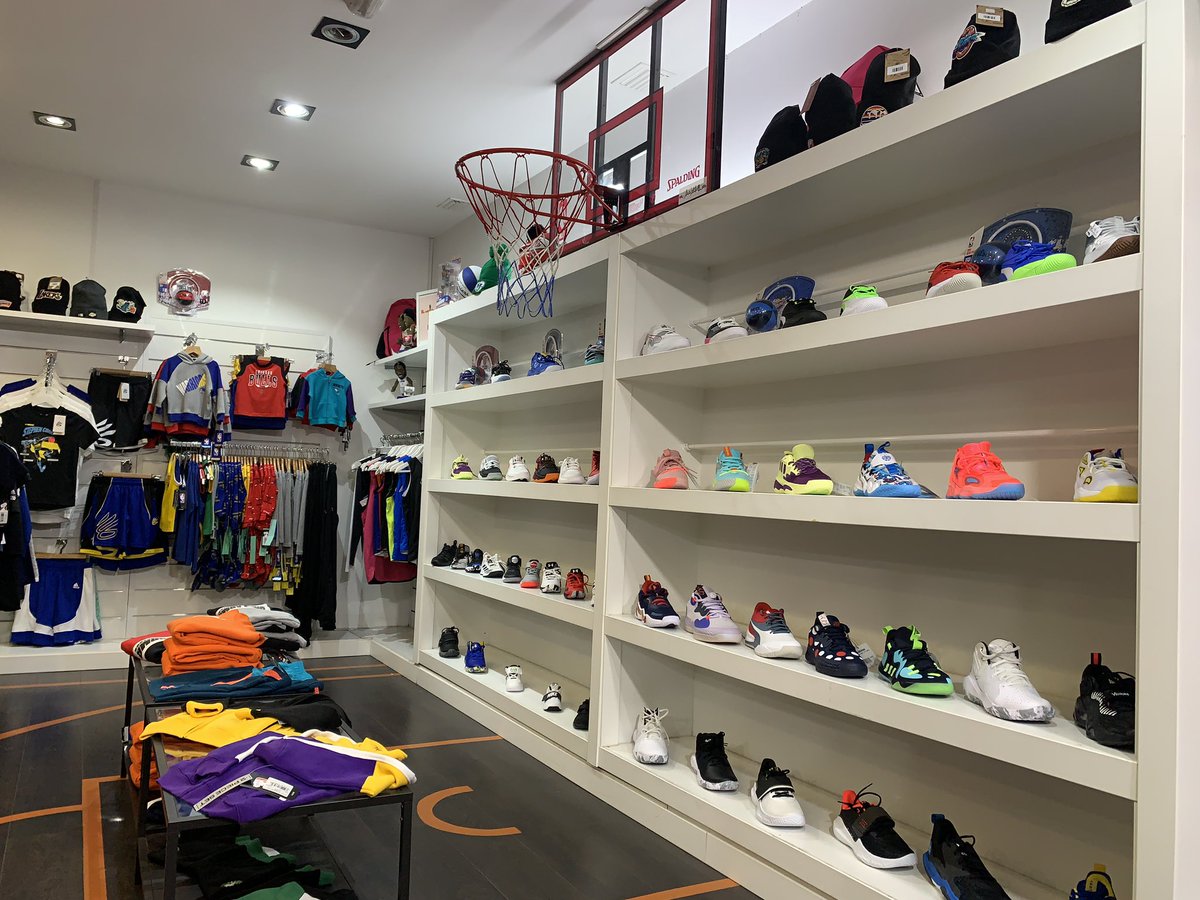 TiroLibreScq's tweet image. ¿Nos ayudáis a difundirlo?
Seguro que aún queda mucha gente que no nos conoce…y por si quieren aprovechar la Semana Santa para visitarnos…😉
Estamos en Santiago de Compostela c/Ramón Cabanillas n11 bajo y tb en web: tirolibresantiago.com
Somos vuestra tienda de basket🏀 📣